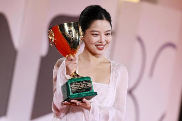 大牛时代 中国演员辛芷蕾获第82届威尼斯电影节最佳女演员奖
