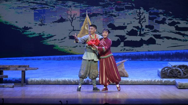 银易配资网 拉魂腔里的红色温度，淮海戏时隔十余年再度冲击“白玉兰”